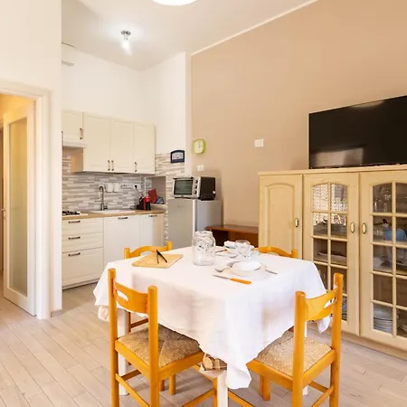 Piano Terra Sul Lungomare Con Parcheggio *